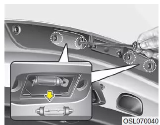 Kia Sportage. Glühlampe der Kennzeichenbeleuchtung ersetzen