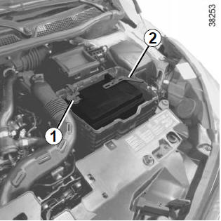 Renault Captur. Anschluss von Starthilfekabeln zum Starten des Motors mittels Fremdbatterie