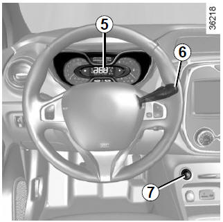 Renault Captur. Tachometer