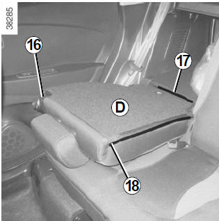 Renault Captur. Abziehen des Bezugs der Rückenlehne D