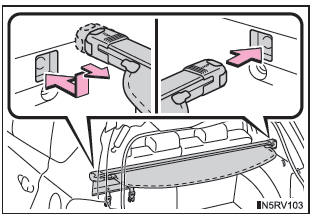 Anbringen der Gepäckraumabdeckung