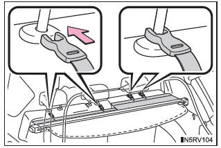 Anbringen der Gepäckraumabdeckung