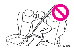 Bei Verwendung des Sicherheitsgurts des mittleren Rücksitzes